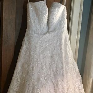 Oleg Cassini never worn wedding gown.